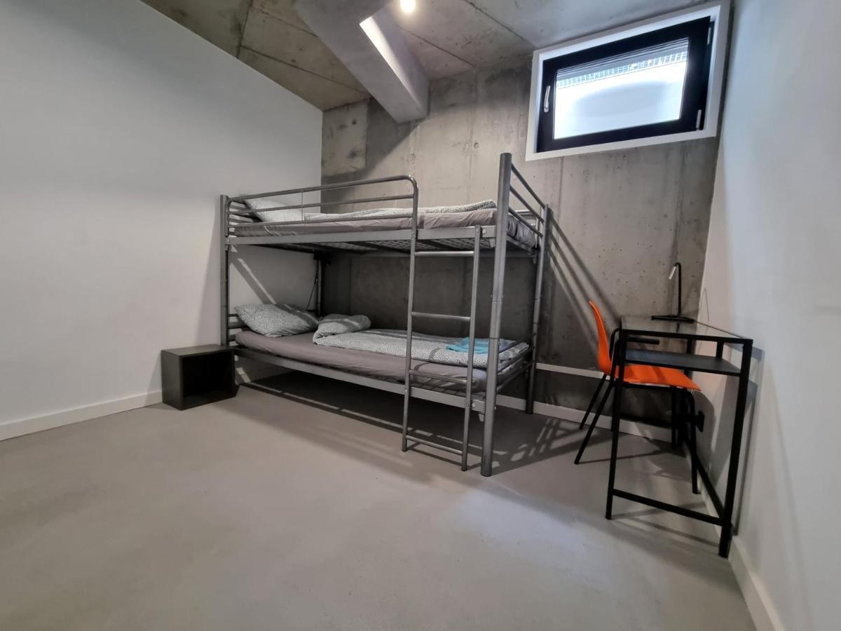 Industrialna Piwnica Hostel 格但斯克 外观 照片